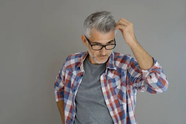 Homme aux cheveux gris debout — Photo
