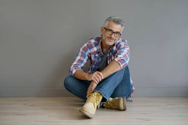 Man sitting on floor, isolated — Stock Photo, Image