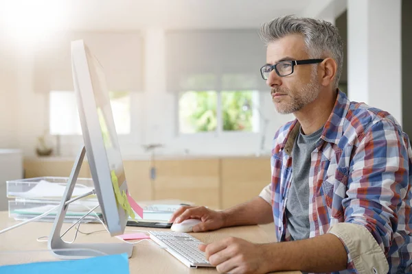 Webdesigner werkzaam in kantoor — Stockfoto