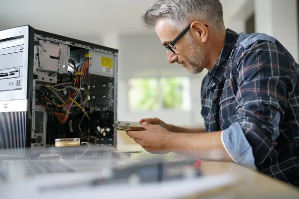 Technician repairing computer — Stock Photo, Image