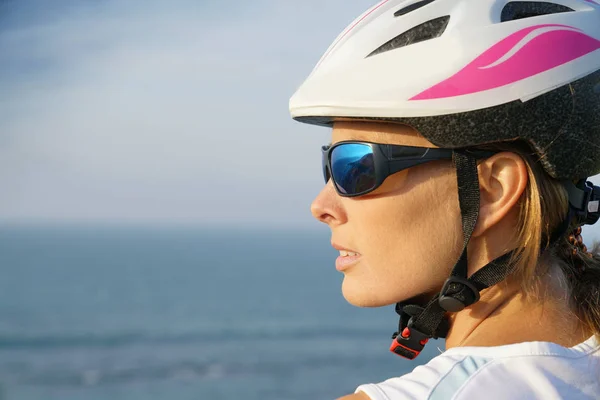 Vrouw op fietstocht — Stockfoto