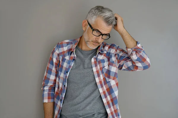 Mann mit grauen Haaren stehend — Stockfoto
