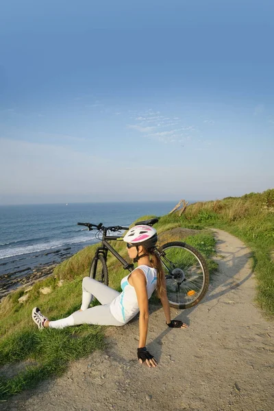 Athletic girl on bike ride — Stock Photo, Image