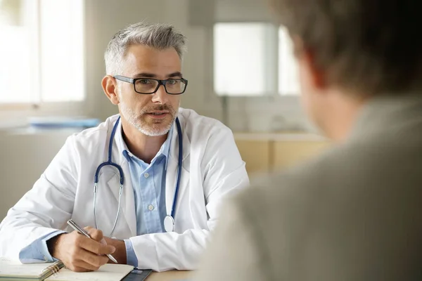 Médico falando com paciente — Fotografia de Stock
