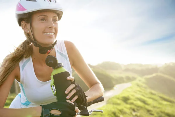 Femme en voyage à vélo boire — Photo