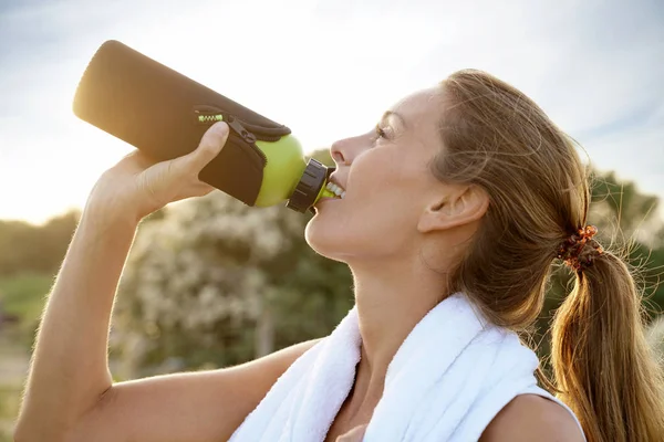 Girl drinking water — Stock Photo, Image