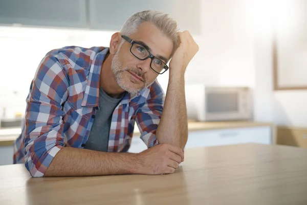 Hombre de mediana edad con pelo gris —  Fotos de Stock