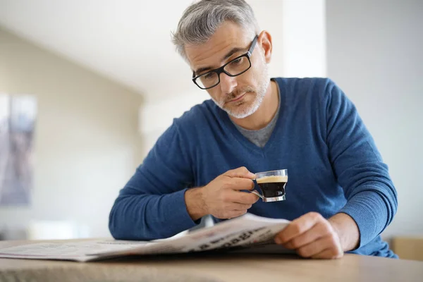 Man thuis drinken koffie — Stockfoto