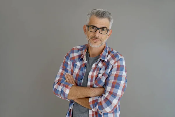 Mann mit grauen Haaren stehend — Stockfoto