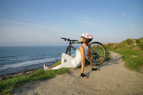 关于骑自行车的女运动 — 图库照片
