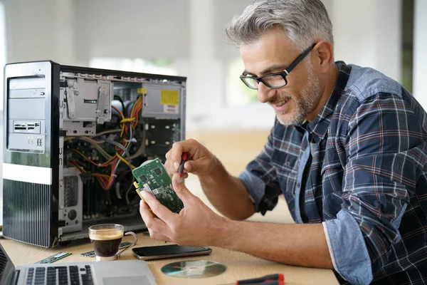 Technician repairing computer — Stock Photo, Image
