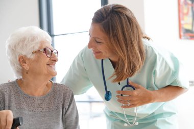 Hemşire ziyaret yaşlı kadın 