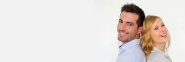 Çift ayakta sırt sırta