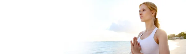 Красива Жінка Займається Вправами Йоги Пляжі Банерний Шаблон Веб — стокове фото