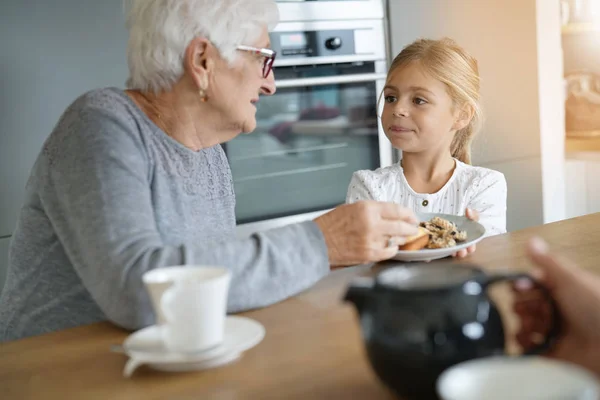 Tjej att ha te med mormor — Stockfoto