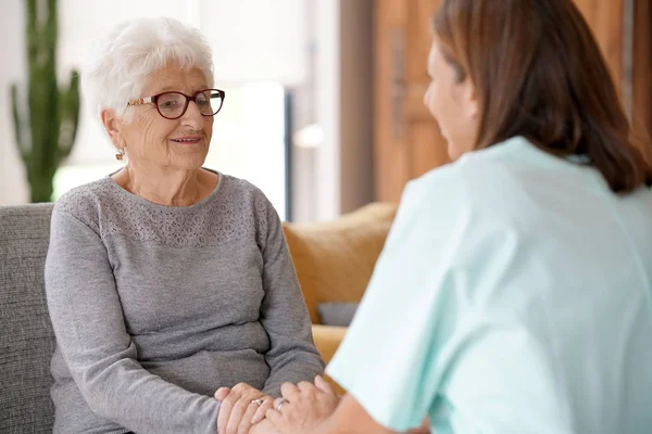 Enfermera hablando con anciana — Foto de Stock