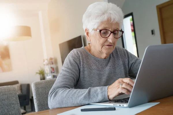 Kobieta w domu za pomocą laptopa — Zdjęcie stockowe