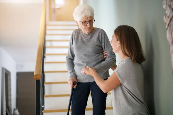 Homecare βοηθώντας ηλικιωμένη γυναίκα — Φωτογραφία Αρχείου