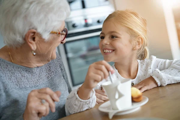 Menina tendo chá tempo com a avó — Fotografia de Stock