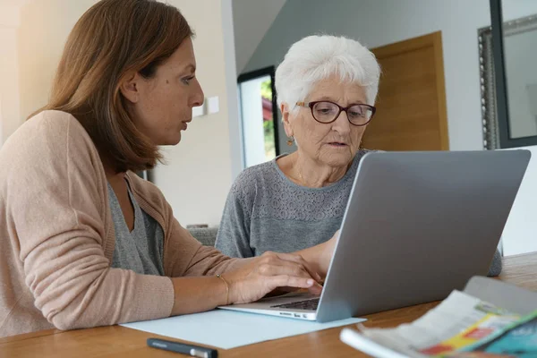 Frau benutzt Laptop mit Hilfe von Bauarbeiter — Stockfoto