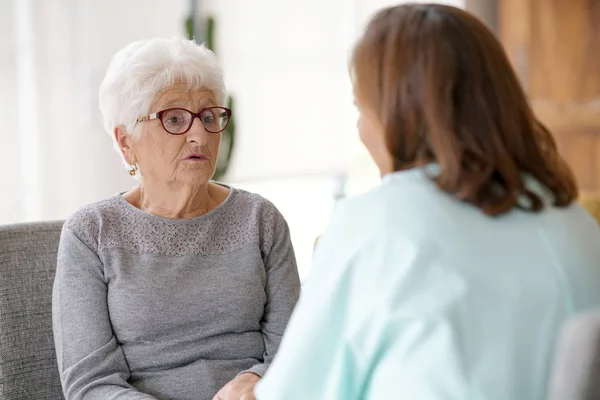 Enfermera hablando con anciana — Foto de Stock