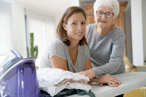 Ältere Frau mit Haushälterin — Stockfoto