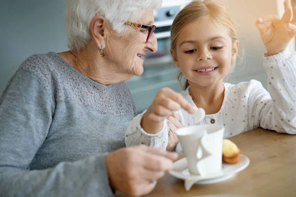 Büyükanne ile çay saati olan kız — Stok fotoğraf