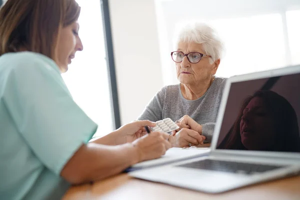 Krankenschwester gibt Frau Rezept — Stockfoto