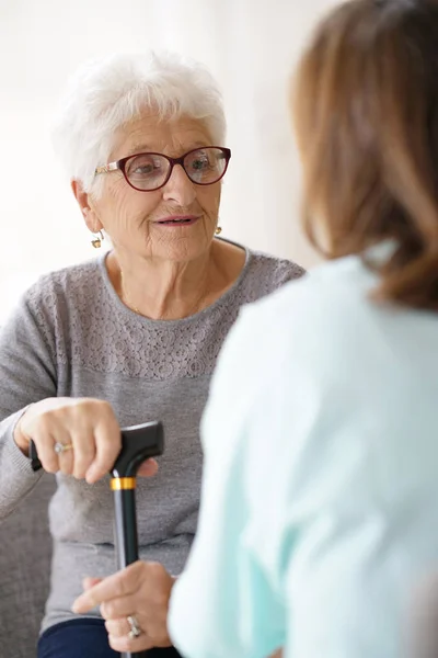 Krankenschwester spricht mit alter Frau — Stockfoto