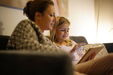 Anne ve kızı dijital tablet kullanma 