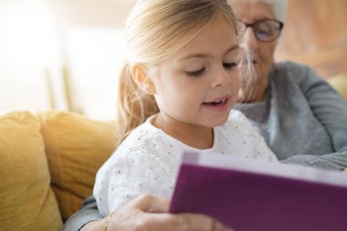 Büyükanne ile kız okuma kitabı