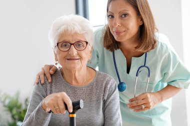 Hemşire ziyaret yaşlı kadın 