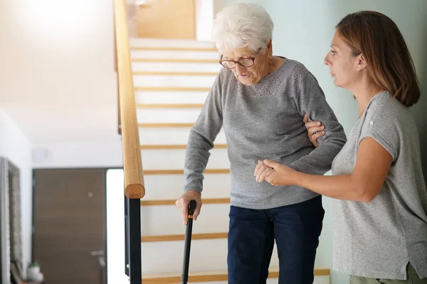 Homecare βοηθώντας ηλικιωμένη γυναίκα — Φωτογραφία Αρχείου