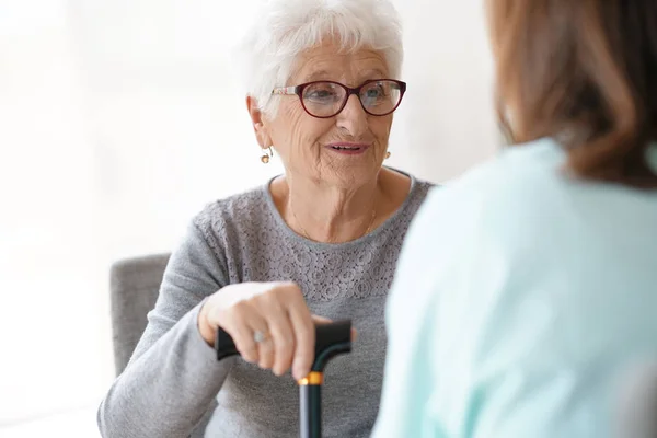 Krankenschwester spricht mit alter Frau — Stockfoto