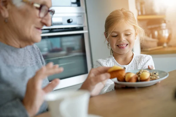 Meisje met theetijd met oma — Stockfoto