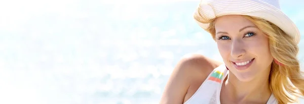 Beautiful girl at the beach — Stock Photo, Image