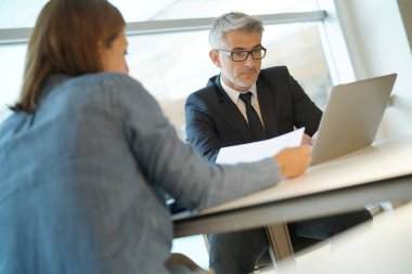 Kadın bankacı'nın Office Proje finansal borç imzalama