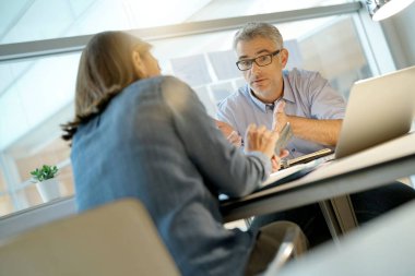 Birlikte çalışma office, meslektaşları dizüstü bilgisayar kullanarak