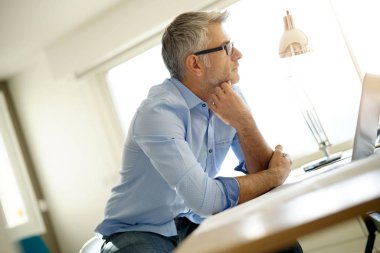 Office için pencereden bakarak düşünceli olmak mimar