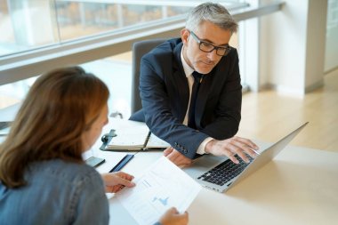 Kadın bankacı'nın Office Proje finansal borç imzalama