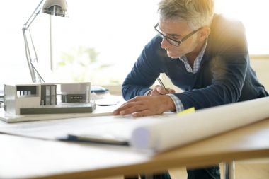 3B model üzerinde çalışma ofisinde mimar