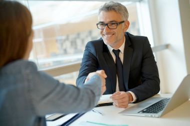Kadın bankacı'nın Office Proje finansal borç imzalama