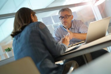 Birlikte çalışma office, meslektaşları dizüstü bilgisayar kullanarak