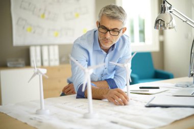 Rüzgar türbinleri implantasyonu üzerinde çalışan endüstriyel mühendis