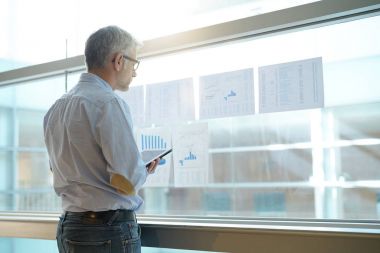 Sonuçları grafikleri analiz işadamı office cama astı 