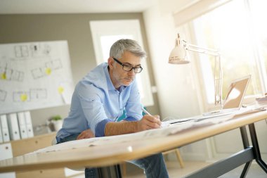 Planları üzerinde çalışma ofisinde mimar