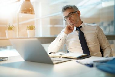 İşadamı endişe olmak dizüstü bilgisayarda ofis, çalışma