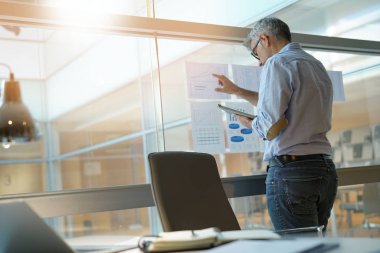 Sonuçları grafikleri analiz işadamı office cama astı 