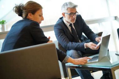 Ofis lobisinde toplantı iş ortakları