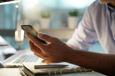 Akıllı telefon kullanma office işadamı closeup
